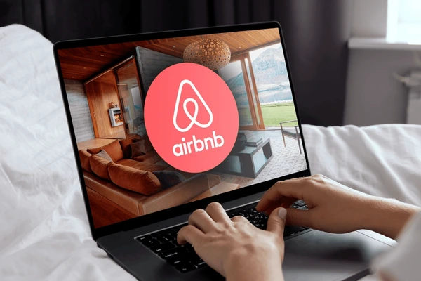 Homme qui fait du airbnb